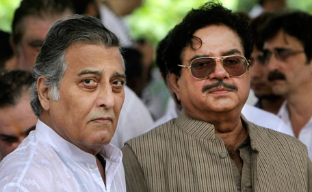 Bollywood actors Vinod Khanna, left, and Shatrughan Sinha attend the funeral of versatile Indian actor Shammi Kapoor in Mumbai, India, Monday, Aug 15, 2011. Kapoor  died Sunday after a long career in Bollywood. He was 79. (AP)