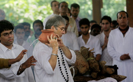 Son Adityaraj Kapoor, center, performs a ritual during the funeral of versatile Indian actor Shammi Kapoor in Mumbai, India, Monday, Aug 15, 2011. Kapoor died Sunday after a long career in Bollywood. He was 79. (AP)