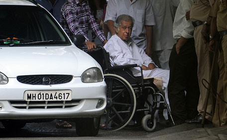 Veteran Indian actor Shashi Kapoor arrives on a wheelchair to attend the funeral of his elder brother Shammi Kapoor in Mumbai on August 15, 2011. Bollywood stars turned out in force for the last rites of actor Shammi Kapoor, the heart-throb actor of the 1950s and 1960s who died at the weekend.  (AFP)