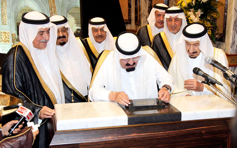 Saudi Arabia's King Abdullah bin Abdulaziz Al Saud (centre) lays the foundation stone for the new expansion of the Holy Mosque in Makka. (REUTERS)