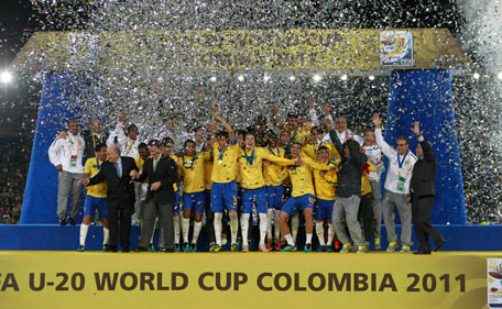 Brazil's players celebrate winning the U-20 World Cup soccer tournament after defeating Portugal 3-2 on extra time in Bogota, Colombia, Saturday Aug 20, 2011.  (AP)