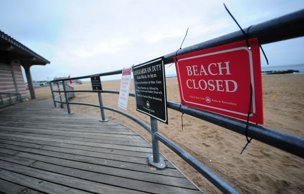 A signs announces that the beach is closed along the ocean broad walk on Coney Island, an area under mandatory evacuation ahead of Hurricane Irene, in New York, August 27, 2011.  Mayor Michael Bloomberg on Saturday urged some 370,000 New Yorkers to heed mandatory evacuation orders and leave "right now," as Hurricane Irene approached, threatening a massive flood surge.  (AFP)