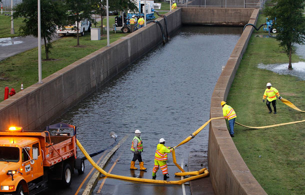 Vitginia Dept of Transportation workers place hose to pump out floodwater at the entrance of Midtown Tunnel prior to its scheduled opening in Norfolk, Va Sunday morning, Aug 28, 2011. The flood gate of Midtown Tunnel was closed Saturday morning due to poor weather conditions in advance of Hurricane Irene. During Hurricane Isabel, malfunction of the gate caused flooding of entire Midtown Tunnel. (AP)