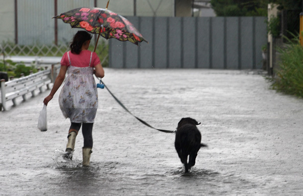 A woman walks with her dog through floodwater caused by Typhoon Talas at Higashiyama in Himeji, Japan. The Japan Meteorological Agency has issued heavy rain and wind warnings. 30,000 people have been advised to evacuate areas across of Western Japan as the typhoon sweeps in from the Pacific. (GETTY/GALLO)