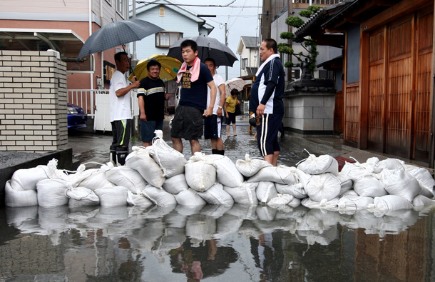 People arrange sandbags in an effort to protect a residential area from floodwater at Higashiyama in Himeji, Japan. The Japan Meteorological Agency has issued heavy rain and wind warnings. 30,000 people have been advised to evacuate areas across of Western Japan as the typhoon sweeps in from the Pacific. (GETTY/GALLO)
