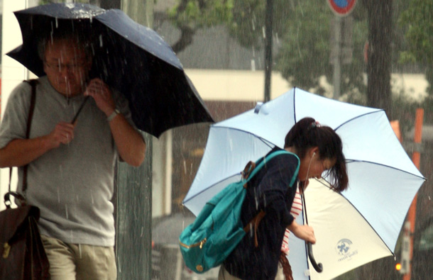 People walk through the strong rain from Typhoon Talas in Himeji, Japan. The Japan Meteorological Agency has issued heavy rain and wind warnings. 30,000 people have been advised to evacuate areas across of Western Japan as the typhoon sweeps in from the Pacific. (GETTY/GALLO)
