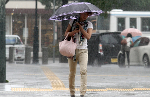 A woman holds her umbrella and walks through the strong winds from Typhoon Talas in Himeji, Japan. The Japan Meteorological Agency has issued heavy rain and wind warnings. 30,000 people have been advised to evacuate areas across of Western Japan as the typhoon sweeps in from the Pacific. (GETTY/GALLO)
