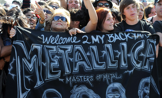 Fans cheer in the audience during The Big 4 held at the Empire Polo Club on April 23, 2011 in Indio, California. (GETTY/GALLO)