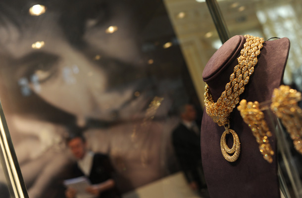 Elizabeth Taylor's $120,000 &ndash; 180,000 necklace and $25,000-35,000 earrings from the set of diamond and gold &ldquo;Barquerolles&rdquo; jewelry by Van Cleef & Arpels, a gift from Richard Burton, are displayed at a public exhibition  in GUM on Moscow's Red Square, shortly after the exhibition opening. Christie&lsquo;s have revealed the main lots of Elizabeth Taylor's  jewels to be auctioned in New York this December. (AFP)