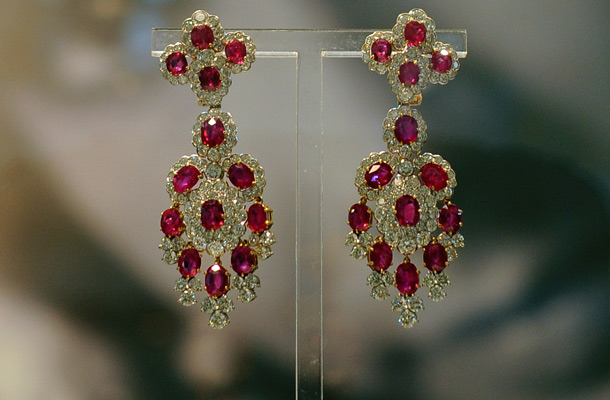 Elizabeth Taylor's earrings are displayed at a public exhibition  in GUM on Moscow's Red Square, shortly after the exhibition opening. (AFP)