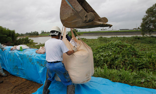 Workers install sandbags on a bank of the Shonai river in Nagoya, central Japan, after the area was flooded due to typhoon Roke approaching, September 21, 2011. More than 1.3 million people were advised to evacuate on Tuesday as typhoon Roke approached Japan, threatening the industrial city of Nagoya with heavy rain and landslides. (REUTERS)