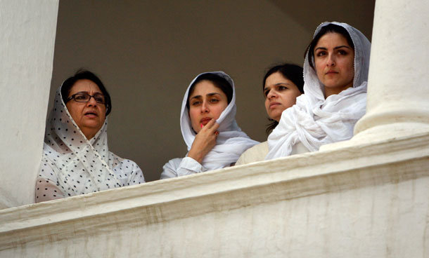 Former Indian cricketer Mansur Ali Khan Pataudi’s wife, Sharmila Tagore, left, daughter Soha Ali Khan, right, and Bollywood actor Kareena Kapoor, second left, attend his funeral in Pataudi about 80 kilometers (50 miles) from India, Friday, Sept 23, 2011. Pataudi, a former India cricket captain who led the country to its first series victory abroad, died Thursday at a local hospital where he was being treated for a lung disease. (AP)