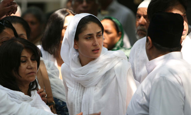 Indian Bollywood actress Kareena Kapoor (C), girlfriend of Saif Ali Khan - son of the late Mansur Ali Khan Pataudi, takes part in his funeral procession in New Delhi on September 23, 2011. Pataudi, one of India's most charismatic cricketers and a prolific batsman despite losing an eye, died September 22,aged 70 following a lung disease. (AFP)