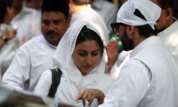 Indian Bollywood actress Soha Ali Khan (C) andactor Saif Ali Khan (R) daughter and son of the late Mansur Ali Khan Pataudi take part in his funeral procession in New Delhi on September 23, 2011. Pataudi, one of India's most charismatic cricketers and a prolific batsman despite losing an eye, died September 22,aged 70 following a lung disease. (AFP)