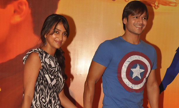 Indian Bollywood actor Vivek Oberoi (R) walks with his wife Priyanka as they attend the premiere for the Hindi film 'Mausam' in Mumbai late September 22, 2011. (AFP)