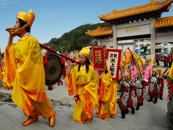 Worshippers participate in a celebration of Matsu, the Chinese goddess of the sea on Nangan Island in Taiwan's outlying Matsu Island chain, Wednesday, Oct. 5, 2011. (AP)