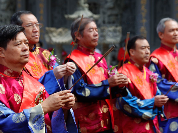 County Magistrate Yang Suei-sheng, left, prays with officials during a celebration of Matsu, the Chinese goddess of the sea on Nangan Island in Taiwan's outlying Matsu Island chain, Wednesday, Oct. 5, 2011. (AP)