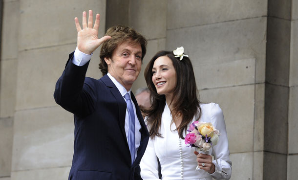 Sir Paul McCartney and his fiancee Nancy Shevell arrive at Westminster Registry Office in Marylebone for their wedding on October 9, 2011 in London. (AFP)