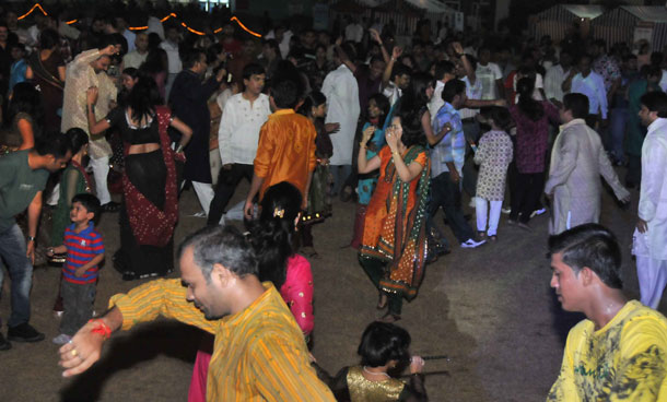 Indian expats in the UAE dance to the tunes of Sa Re Ga Ma Pa singers during the Zee Navratri Utsav held at The Indian High School, Dubai. (SUPPLIED)