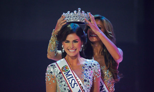 Miss Venezuela 2010 Vanessa Goncalvez (R) crowns contestant Irene Esser after she won the Miss Venezuela 2011 pageant in Caracas October 15, 2011. Esser will participate in the 2012 Miss Universe pageant in Kosovo next year. (REUTERS)