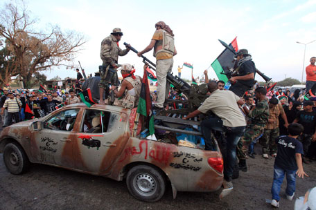 Anti-Gaddafi fighters returning from Sirte are welcomed at Al Guwarsha gate in Benghazi October 22, 2011. (REUTERS)