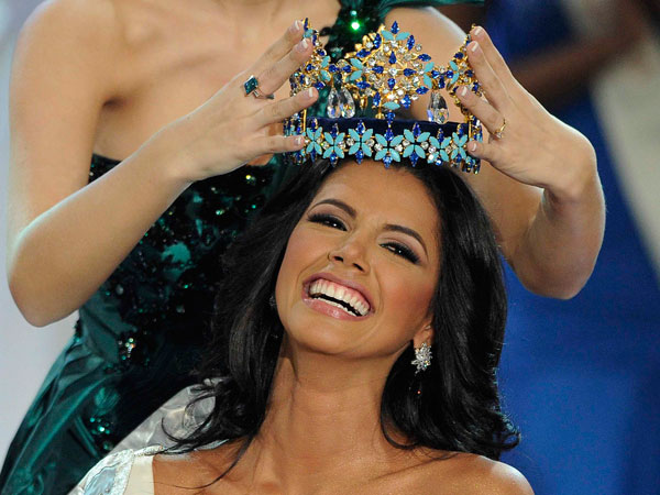 Miss Venezuela, Ivian Sarcos, is crowned Miss World 2011 in Earls Court in west London November 6, 2011. (REUTERS)