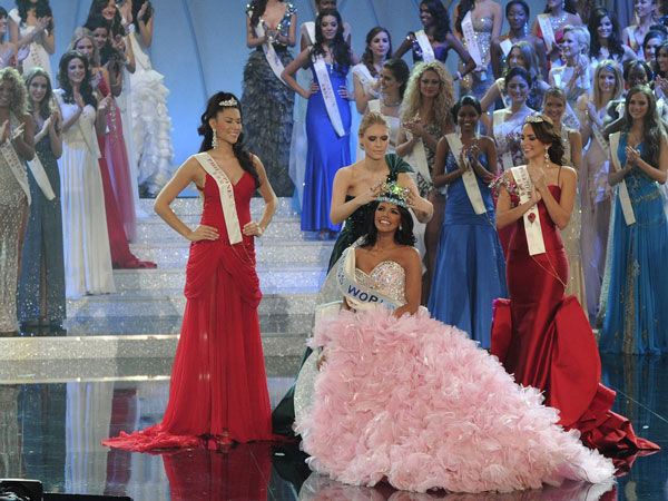 Miss Venezula, Ivian Sarcos, is crowned by Miss World 2010, Alexandria Mills of the United States, after winning Miss World 2011 at Earls Court in London, on November 6, 2011. (AFP)