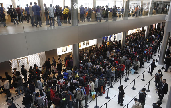 People queue up outside a Apple Store for the new iPhone 4S in Hong Kong's upscale International Financial Center Mall Friday, Nov. 11, 2011. Apple began selling new iPhone 4S in Hong Kong on Friday (AP)