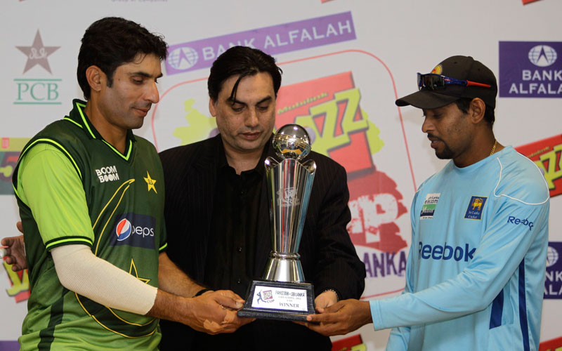 Pakistan and Sri Lanka Cricket team captains, Misbah-ul-Haq, left, and Tillakaratne Dilshan, will pose with the trophy. (AP)