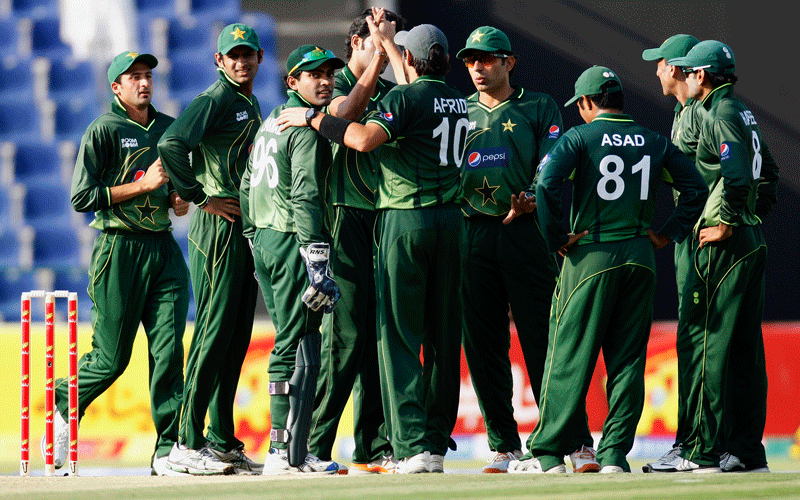 The Pakistan team celebrates the wicket of Sri Lanka's Upul Tharanga during the fifth one day international cricket match in Abu Dhabi. (REUTERS)