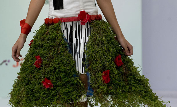 A model presents a creation by Colombian designer Ximena Quintero during the Biofashion Habitat show on November 26, 2011, in Cali, Valle del Cauca department, Colombia. The designs are made with natural materials and live plants. (AFP)