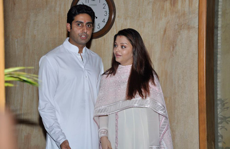 Abhishek Bachchan and Aishwarya Rai Bachchan come out to greet the press. Pic: (Sanskriti Media and Entertainment)