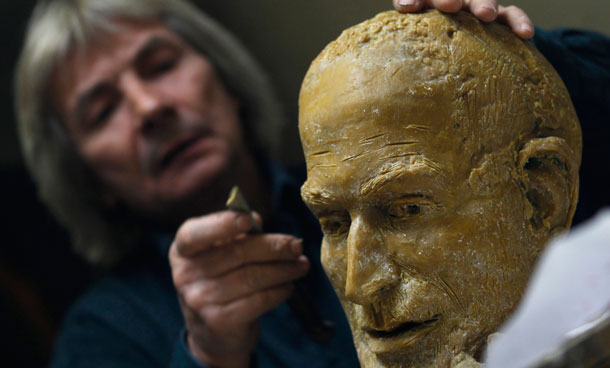 Hungarian sculptor Erno Toth works on a wax model for a new bronze statue of late Apple co-founder Steve Jobs in Budapest November 18, 2011. The statue was commissioned by chief of Hungarian software maker Graphisoft Gabor Bojar and will be delivered on December 20. Picture taken November 18. (REUTERS)