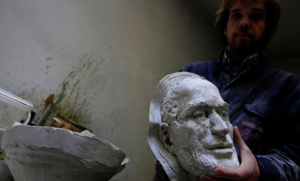 An assistant of Hungarian sculptor Erno Toth holds a cast model of the face of his latest work, a bronze statue of late Apple co-founder Steve Jobs, in Budapest November 16, 2011. The statue was commissioned by chief of Hungarian software maker Graphisoft Gabor Bojar and will be delivered on December 20. Picture taken November 16. (REUTERS)