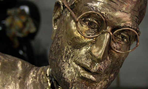 The head of a new bronze statue of late Apple co-founder Steve Jobs awaits the finishing touches in Budapest December 6, 2011. The statue was created by Hungarian sculptor Erno Toth, commissioned by chief of Hungarian software maker Graphisoft Gabor Bojar and will be delivered on December 20.  (REUTERS)