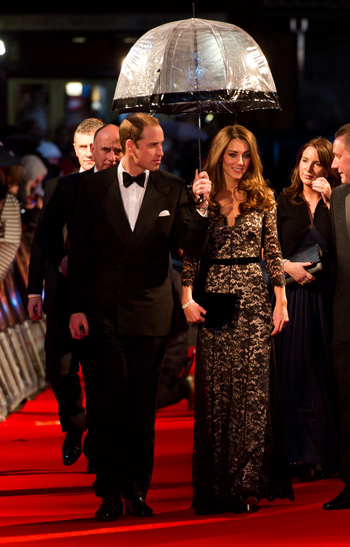 Prince William, Duke of Cambridge and Catherine, Duchess of Cambridge attend the UK premiere of War Horse at the Odeon Leicester Square in London, England. (GETTY/GALLO)