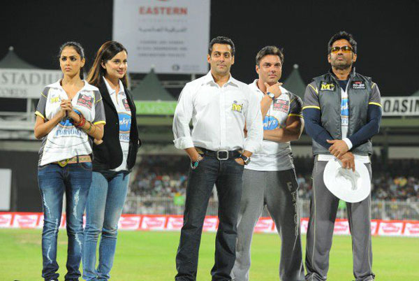 Salman Khan (centre) with Mumbai Heroes captain Suniel Shetty (extreme right), owner Sohail Khan (R-2), brand ambassadors Genelia D’souza (L), and Kangana Ranaut(L-2) at the opening ceremony of CCL season 2 in Sharjah on Jan 13, 2012. (Pic courtesy: Kamran)