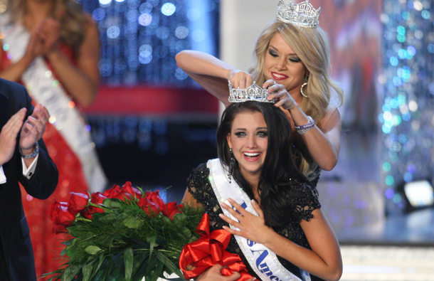 Miss Wisconsin Laura Kaeppeler is crowned by Miss America 2011 Teresa Scanlan after being named Miss America 2012 during the 2012 Miss America Pageant in Las Vegas, Nevada. (REUTERS)