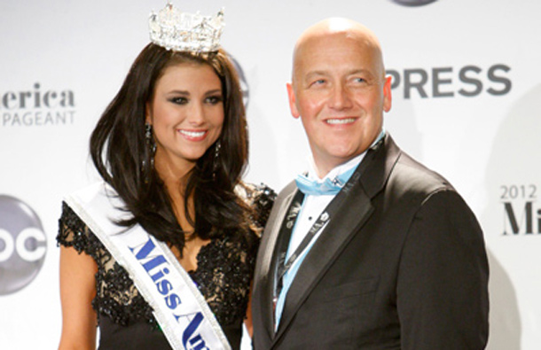 Miss Wisconsin Laura Kaeppeler poses with her father Jeff Kaeppeler after being crowned Miss America 2012 at Planet Hollywood Resort & Casino in Las Vegas, Nevada. (REUTERS)