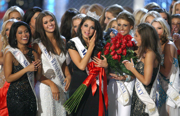 Miss Wisconsin Laura Kaeppeler (C) is surrounded by fellow contestants after being crowned Miss America during the Miss America Pageant 2012 at the Planet Hollywood Resort & Casino in Las Vegas, Nevada. (REUTERS)