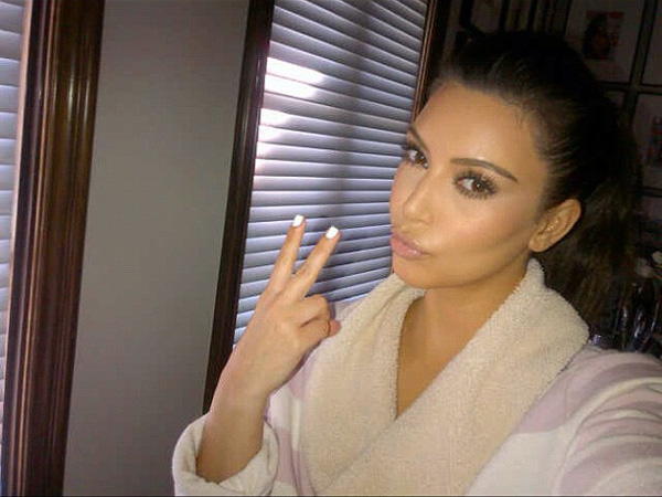Kim Kardashian show off her new nail pain on Twitter.