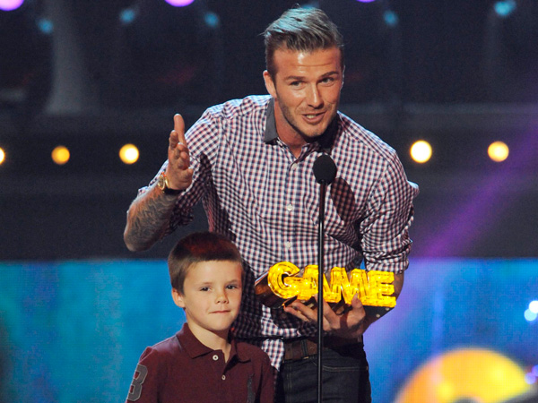 David Beckham with his son Cruz accepts the That's How I Roll award at the Cartoon Network's Hall of Game Awards in Santa Monica, California February 18, 2012. (REUTERS)