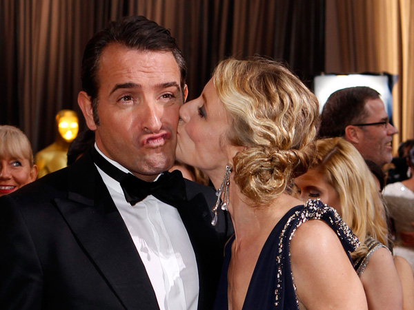 French Actor Jean Dujardin, best actor nominee for his role in "The Artist," is kissed by his wife Alexandra Lamy on the red carpet at the 84th Academy Awards in Hollywood, California, February 26, 2012.  (REUTERS)