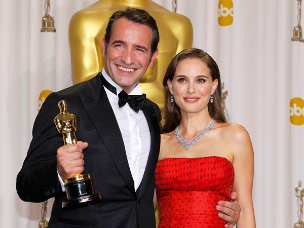 Jean Dujardin, Best Actor award winner for his role in "The Artist," poses backstage with presenter Natalie Portman at the 84th Academy Awards in Hollywood, California, February 26, 2012.  (REUTERS)