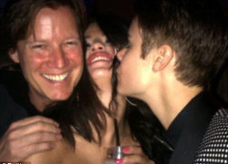 Seen in the picture Selena Gomez in the middle, Justin Bieber (R) planting a kiss and Nick Styne (L) their agent. (Pic: Twitter)