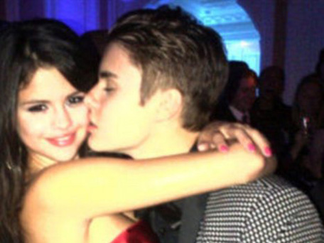 Justin Bieber plants a kiss on Selena Gomez's cheek and posts it on Twitter. (Pic: Twitter)