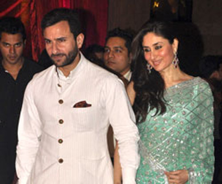Bollywood actor Saif Ali Khan and girlfriend Kareena Kapoor attend Ritiesh and Genelia Deshmukh's wedding. (AFP)