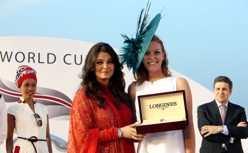 Indian Bollywood actress Aishwarya Rai presents the award to the Most Elegantly dressed lady at the Jaguar style stake at the Dubai World Cup, March 31, 2012. (Ashok Verma)