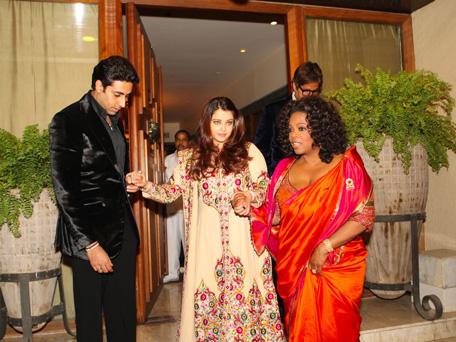 Talk-show host Oprah Winfrey (R) during her visit to India with Bollywood actress Aishwarya Rai Bachchan (C) and husband Abhishek Bachchan (L). Behind the trio is seen actor Amitabh Bachchan. (Pic: Twitter)