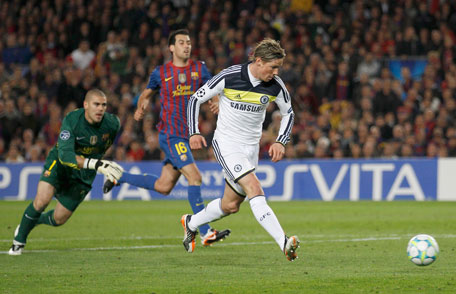 Chelsea's Fernando Torres (right) shoots to score past Barcelona's goalkeeper Victor Valdes during their Champions League semi-final second leg at Camp Nou stadium in Barcelona on Tuesday. (REUTERS)